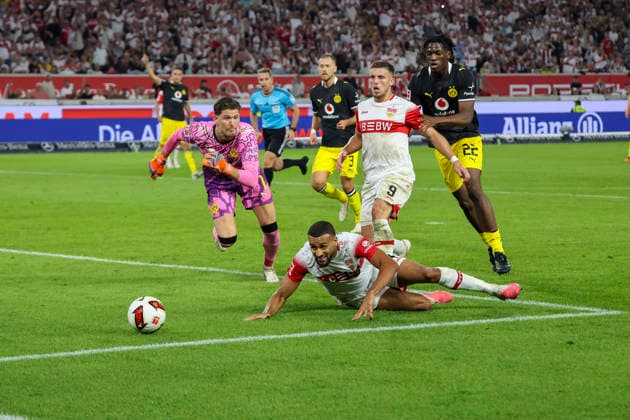 Gregor Kobel (BVB Dortmund, 01) and Josha Vagnoman (VfB Stuttgart, 04) in a tackle, Germany, Soccer, Bundesliga 1, Matchday 4, 2026–2027, VfB Stuttgart vs. Borussia Dortmund, September 19, 2026, Stuttgart MHP Arena, Germany Copyright: xGrantxHubbsx