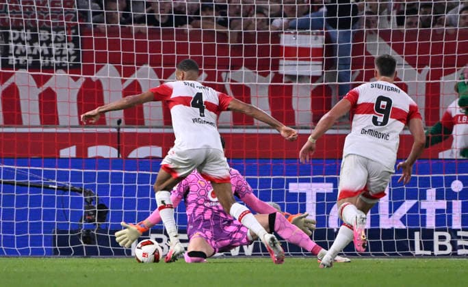 Penalty area play, Goalmouth action, shot on goal, scoring opportunity: Josha Vagnoman (VfB Stuttgart 04) vs. goalkeeper Gregor Kobel (Borussia Dortmund BVB 01), Ermedin Demirovic (VfB Stuttgart 09), VfB Stuttgart vs. Borussia Dortmund BVB, September 19, 2026, DFL REGULATIONS PROHIBIT ANY USE OF PHOTOGRAPHS AS IMAGE SEQUENCES AND OR QUASI-VIDEO VfB Stuttgart vs. Borussia Dortmund BVB