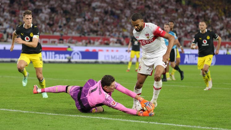 September 19, 2026, Germany, Stuttgart, Bundesliga, VfB Stuttgart vs. Borussia Dortmund, Gregor Kobel (Dortmund), Josha Vagnoman (VfB)