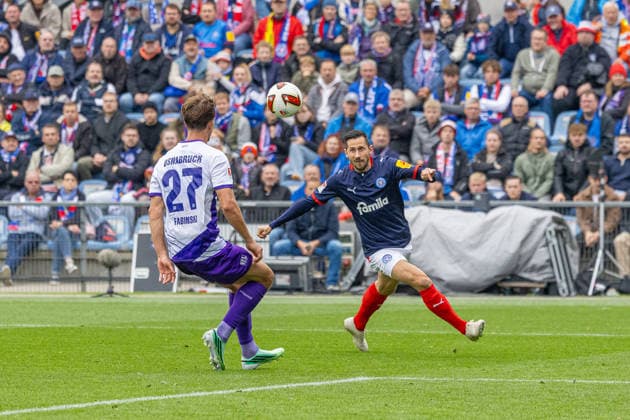 September 19, 2026 Soccer 2. Bundesliga Men s 2026–2027 Season, Matchday 6: Holstein Kiel vs. VFL Osnabrück; Kiel in blue and white, Osnabrück in white and purple; Robin Fabinski (left), Steven Skrzybski; Kiel Holstein Stadium, Westring 501, Schleswig-Holstein, Germany