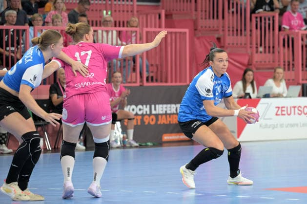 Jana Scheib (Thüringer HC), 20, in action against Charlotte Kaehr (TusSies Metzingen), 17; TusSies Metzingen vs. Thüringer HC, Handball, Alsco HBF, Matchday 4, 2026–2027 Season, September 19, 2026, TusSies Metzingen vs. Thueringer HC, Handball, Alsco HBF, Matchday 4, 2026–2027 Season, September 19, 2026, Tübingen Copyright: xEibner-Pressefotox EP_TBR