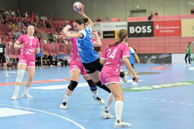 Luca Csikos (Thüringer HC), No. 05, takes the ball against Gabriela Clausson Bitolo (TusSies Metzingen), No. 22, and Marie Luisa Stumpf (TusSies Metzingen), No. 24; TusSies Metzingen vs. Thüringer HC, Handball, Alsco HBF, Matchday 4, 2026–2027 season, September 19, 2026 TusSies Metzingen vs. Thueringer HC, Handball, Alsco HBF, Matchday 4, 2026–2027 season, September 19, 2026, Tübingen Copyright: xEibner-Pressefotox EP_TBR