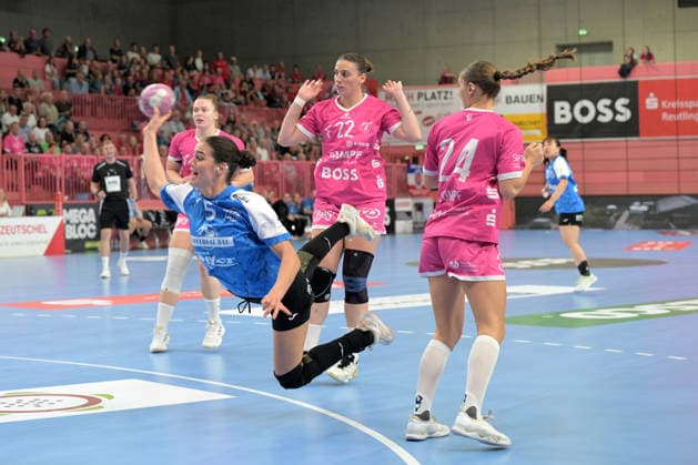 Luca Csikos (Thüringer HC), No. 05, takes the ball against Gabriela Clausson Bitolo (TusSies Metzingen), No. 22, and Marie Luisa Stumpf (TusSies Metzingen), No. 24; TusSies Metzingen vs. Thüringer HC, Handball, Alsco HBF, Matchday 4, 2026–2027 season, September 19, 2026 TusSies Metzingen vs. Thueringer HC, Handball, Alsco HBF, Matchday 4, 2026–2027 season, September 19, 2026, Tübingen Copyright: xEibner-Pressefotox EP_TBR