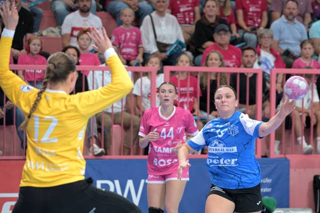 Sabrina Troester (Thüringer HC), 19, taking a shot on goal against Marie Kristin Weiss (TusSies Metzingen), 12, in goal; TusSies Metzingen vs. Thüringer HC, handball, Alsco HBF, Matchday 4, 2026–2027 season, September 19, 2026, TusSies Metzingen vs. Thueringer HC, Handball, Alsco HBF, Matchday 4, 2026–2027 season, September 19, 2026, Tübingen Copyright: xEibner-Pressefotox EP_TBR