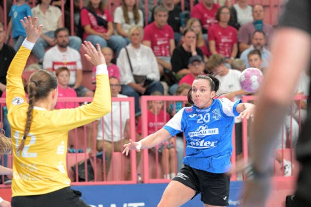 Jana Scheib (Thüringer HC), 20, taking a shot on goal against Marie Kristin Weiss (TusSies Metzingen), 12, in goal; TusSies Metzingen vs. Thüringer HC, handball, Alsco HBF, Matchday 4, 2026–2027 season, September 19, 2026, TusSies Metzingen vs. Thueringer HC, Handball, Alsco HBF, Matchday 4, 2026–2027 season, September 19, 2026, Tübingen Copyright: xEibner-Pressefotox EP_TBR