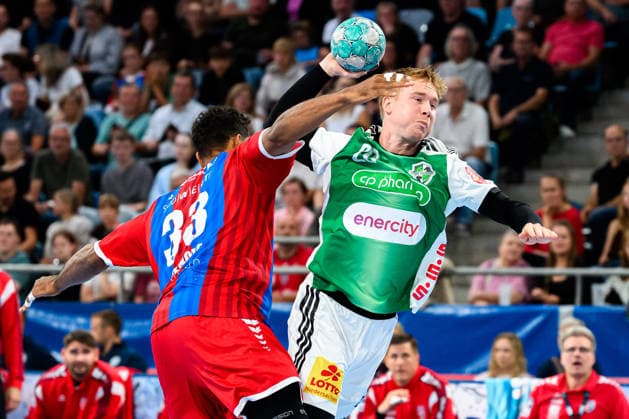 Bietigheim HBL 26 27 SG BBM Bietigheim TSV Hannover Burgdorf (from left): Djibril M™Bengue (Bietigheim), Jonathan Edvardsson (Hannover); Bietigheim, Bissingen, Egetrans Arena, Baden-Württemberg, Germany