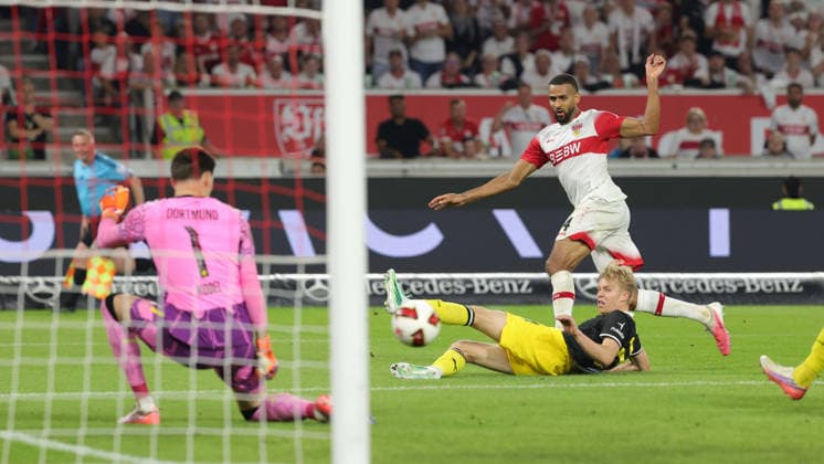 September 19, 2026, Germany, Stuttgart, Bundesliga, VfB Stuttgart vs. Borussia Dortmund, Gregor Kobel (Dortmund), Josha Vagnoman (VfB)