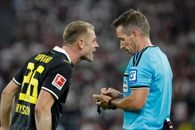 Julian Ryerson of BVB Dortmund, 26, and referee Tobias Stieler in dialogue, in conversation, exchanging views, communicating; Germany, soccer, Bundesliga 1, Matchday 4, 2026–2027, VfB Stuttgart vs. Borussia Dortmund, September 19, 2026, Stuttgart MHP Arena, Germany Copyright: xGrantxHubbsx