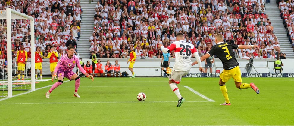 September 19, 2026, Germany, Stuttgart, Bundesliga, VfB Stuttgart vs. Borussia Dortmund, from left: Gregorn Kobel (BVB), Deniz Undav (VfB), Waldemar Anton (BVB)