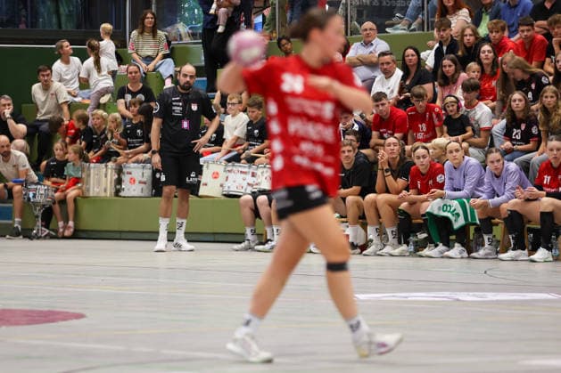 Manel Cirac, SG Nürtingen Zizishausen, coach, watches the game: GER, SG Nürtingen Zizishausen vs. HL Buchholz 08 Rosengarten, handball, 2nd ALSCO Women’s Handball Bundesliga, Matchday 4, 2026–2027 season, September 19, 2026 GER, SG Nürtingen Zizishausen vs. HL Buchholz 08 Rosengarten, Handball, 2nd ALSCO Women’s Handball Bundesliga, Matchday 4, 2026–2027 season, September 19, 2026, Steinenberg Copyright: xEibner-Pressefoto SoerenxHerwegx EP_SHG