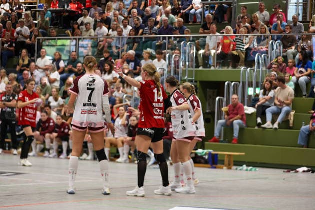 Nora Erhardt, SG Nürtingen Zizishausen, No. 14, surrounded by opponents GER, SG Nürtingen Zizishausen vs. HL Buchholz 08 Rosengarten, Handball, 2nd ALSCO Women’s Handball Bundesliga, Matchday 4, 2026–2027 season, September 19, 2026, GER, SG Nürtingen Zizishausen vs. HL Buchholz 08 Rosengarten, Handball, 2nd ALSCO Women’s Handball Bundesliga, Matchday 4, 2026–2027 season, September 19, 2026, Steinenberg Copyright: xEibner-Pressefoto SoerenxHerwegx EP_SHG