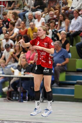 Ronja Bühler, SG Nürtingen Zizishausen, No. 9, makes a pass. GER, SG Nürtingen Zizishausen vs. HL Buchholz 08 Rosengarten, Handball, 2nd ALSCO Women s Handball Bundesliga, Matchday 4, 2026–2027 season, September 19, 2026, GER, SG Nürtingen Zizishausen vs. HL Buchholz 08 Rosengarten, Handball, 2nd Division ALSCO Women’s Handball Bundesliga, Matchday 4, 2026–2027 season, September 19, 2026, Steinenberg Copyright: xEibner-Pressefoto SoerenxHerwegx EP_SHG