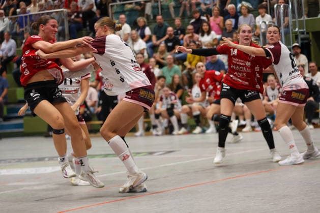 Lisa Fuchs of SG Nürtingen Zizishausen, 24, and Nantke Ackmann of HL Buchholz 08 Rosengarten, 7, in a close matchup GER, SG Nürtingen Zizishausen vs. HL Buchholz 08 Rosengarten, Handball, 2nd ALSCO Women’s Handball Bundesliga, Matchday 4, 2026–2027 season, September 19, 2026 GER, SG Nürtingen Zizishausen vs. HL Buchholz 08 Rosengarten, Handball, 2nd ALSCO Women’s Handball Bundesliga, Matchday 4, 2026–2027 season, September 19, 2026, Steinenberg Copyright: xEibner-Pressefoto SoerenxHerwegx EP_SHG