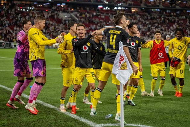 September 19, 2026, xdaymx, Soccer, Bundesliga 1, VfB Stuttgart vs. Borussia Dortmund: The Dortmund team celebrates after the game in front of the fans who traveled with them. DFL and DFB regulations prohibit any use of photographs as image sequences and or quasi-video. Stuttgart