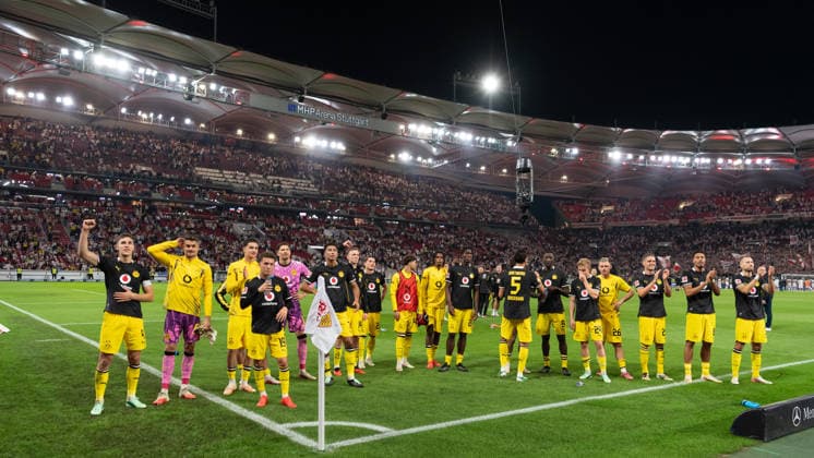 September 19, 2026, GER, Soccer, Men s, 1st Bundesliga, 2026–2027 season, Matchday 4, VfB Stuttgart vs. Borussia Dortmund. Celebrations after the final whistle; joy among the Borussia Dortmund team as they celebrate the victory with the fans. DFB and DFL regulations prohibit any use of photographs as image sequences and or quasi-video. Stuttgart MHP Arena, Baden-Württemberg, Germany Copyright: xNordphoto WolfgangxFrankx