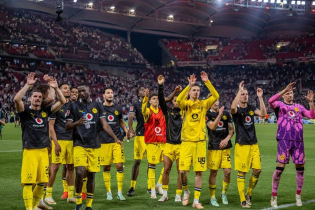 September 19, 2026, xdaymx, Soccer, Bundesliga 1, VfB Stuttgart vs. Borussia Dortmund: The Dortmund team thanks the fans who traveled with them and celebrates with them. DFL and DFB regulations prohibit any use of photographs as image sequences and or quasi-video. Stuttgart