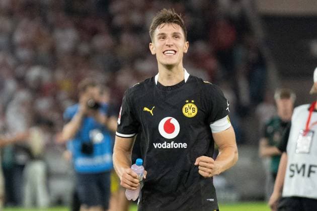 September 19, 2026: Soccer – VfB Stuttgart vs. Borussia Dortmund, Matchday 4 of the Bundesliga at the MHP Arena: Nico Schlotterbeck of Borussia Dortmund, celebrating with the team after the final whistle in front of the Dortmund Kurve IMPORTANT NOTICE: In accordance with the guidelines of the DFL and the DFB, it is prohibited to use or allow the use of photographs taken in the stadium and or during the game in the form of sequential images and or video-like photo series Copyright: xJamesxZabelx