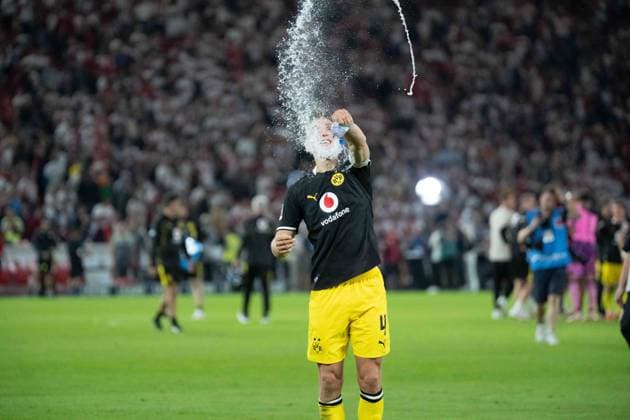 September 19, 2026: Soccer – VfB Stuttgart vs. Borussia Dortmund, Matchday 4 of the Bundesliga at the MHP Arena: Nico Schlotterbeck of Borussia Dortmund, celebrating with the team after the final whistle in front of the Dortmund Kurve IMPORTANT NOTICE: In accordance with the guidelines of the DFL and the DFB, it is prohibited to use or allow the use of photographs taken in the stadium and or during the game in the form of sequential images and or video-like photo series Copyright: xJamesxZabelx