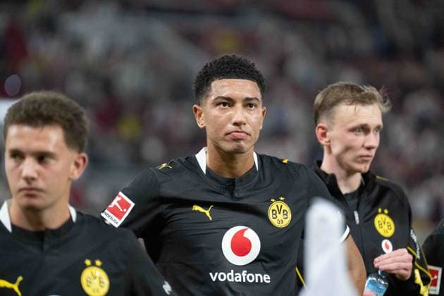 September 19, 2026: Soccer – VfB Stuttgart vs. Borussia Dortmund, Matchday 4 of the Bundesliga at the MHP Arena: Jobe Bellingham of Borussia Dortmund, celebrating with the crowd in front of the Dortmund section after the final whistle. IMPORTANT NOTICE: In accordance with DFL and DFB regulations, it is prohibited to use or allow the use of photographs taken in the stadium and or during the game in the form of sequential images and or video-like photo sequences Copyright: xJamesxZabelx
