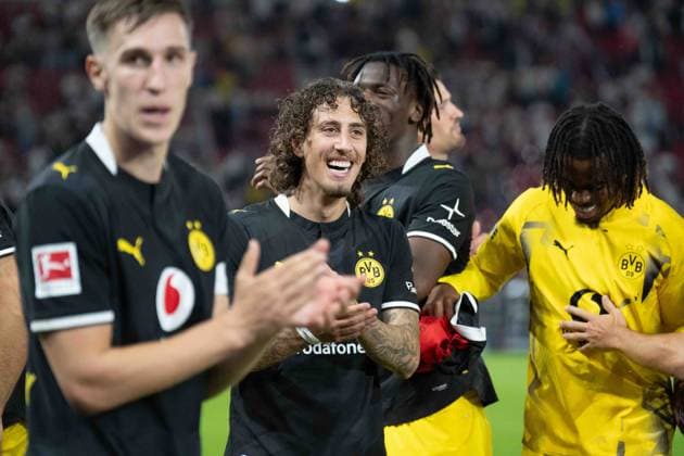 September 19, 2026: VfB Stuttgart vs. Borussia Dortmund, Matchday 4 of the Bundesliga 1 at the MHP Arena: Fabio Silva of Borussia Dortmund, age 21, celebrating after the final whistle in front of the Dortmund fan section. IMPORTANT NOTICE: In accordance with the guidelines of the DFL and the DFB, it is prohibited to use or allow the use of photographs taken in the stadium and or during the game in the form of sequential images and or video-like photo series Copyright: xJamesxZabelx