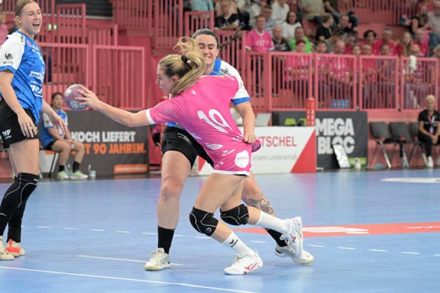 Johanna Farkas (TusSies Metzingen), 19, in action against Marcela Arounian (Thüringer HC), 36; TusSies Metzingen vs. Thüringer HC, Handball, Alsco HBF, Matchday 4, 2026–2027 Season, September 19, 2026, TusSies Metzingen vs. Thuringer HC, Handball, Alsco HBF, Matchday 4, 2026–2027 Season, September 19, 2026, Tübingen Copyright: xEibner-Pressefotox EP_TBR
