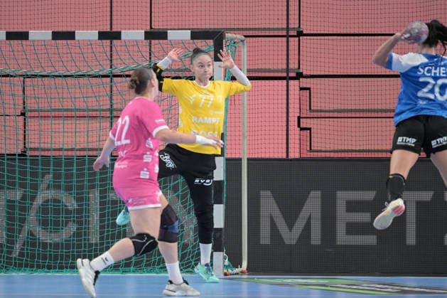 Sara Suba of TusSies Metzingen, 77 in goal against Jana Scheib of Thueringer HC, 20 on the shot TusSies Metzingen vs. Thueringer HC, Handball, Alsco HBF, Matchday 4, 2026–2027 Season, September 19, 2026, TusSies Metzingen vs. Thueringer HC, Handball, Alsco HBF, Matchday 4, 2026–2027 Season, September 19, 2026, Tübingen Copyright: xEibner-Pressefotox EP_TBR