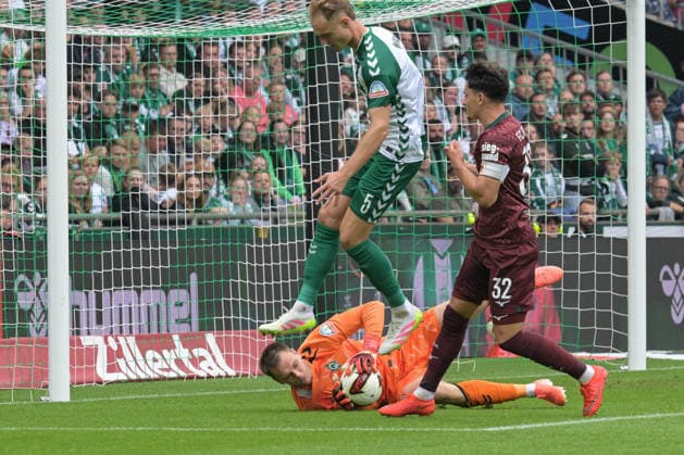 Amos Pieper (SV Werder Bremen 5) and goalkeeper Karl Hein (SV Werder Bremen 1) clear the ball away from Fabian Rieder (FC Augsburg 32), SV Werder Bremen vs. FC Augsburg, soccer, Bundesliga, DFL, September 19, 2026. DFB regulations prohibit any use of photographs as image sequences and or quasi-video. Bremen, Bremen, Germany Copyright: xkolbert-press BurghardxSchreyerx
