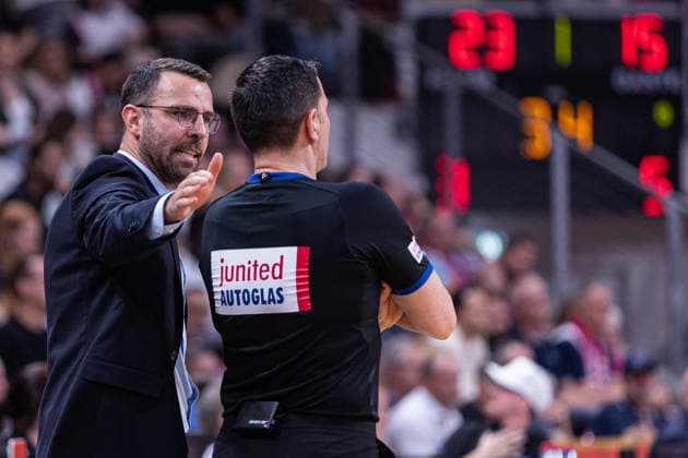 easyCredit Basketball Bundesliga, Telekom Baskets Bonn vs. Veolia Towers Hamburg, September 19, 2026: Benka Barloschky, head coach of the Veolia Towers Hamburg, disagrees with the referee. easyCredit Basketball Bundesliga, Telekom Baskets Bonn vs. Veolia Towers Hamburg, September 19, 2026, Telekom Dome Bonn Copyright: xBEAUTIFULxSPORTS Derixx