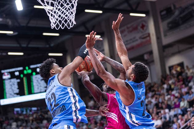 easyCredit Basketball Bundesliga, Telekom Baskets Bonn vs. Veolia Towers Hamburg, September 19, 2026: John Michael Wright (Telekom Baskets Bonn) 1 vs. Nicolas Pavrette (Veolia Towers Hamburg) 22 and Kenneth Ogbe (Veolia Towers Hamburg) 25; easyCredit Basketball Bundesliga, Telekom Baskets Bonn vs. Veolia Towers Hamburg, September 19, 2026, Telekom Dome Bonn Copyright: xBEAUTIFULxSPORTS Derixx