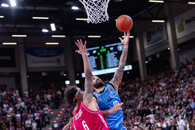 easyCredit Basketball Bundesliga, Telekom Baskets Bonn vs. Veolia Towers Hamburg, September 19, 2026: Martin Breunig (Veolia Towers Hamburg) 13 vs. Michael Kessens (Telekom Baskets Bonn) 6; easyCredit Basketball Bundesliga, Telekom Baskets Bonn vs. Veolia Towers Hamburg, September 19, 2026, Telekom Dome Bonn Copyright: xBEAUTIFULxSPORTS Derixx