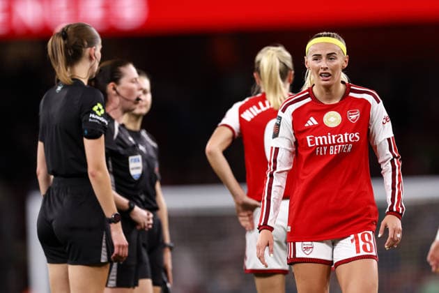 Arsenal gegen Manchester United, 19. September 2026, London Women’s Super League: Arsenal gegen Manchester United – Chloe Kelly von Arsenal reagiert, nachdem sie mit dem Schiedsrichter gesprochen hat. Foto: Jacques Feeney, Offside, London, Großbritannien  Copyright: xJacquesxFeeneyx xOffsidexOffside