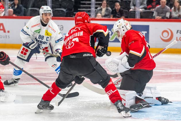 NL: Lausanne HC - HC Ambri-Piotta 19.09.2026, Lausanne, Vaudoise Arena, NL: Lausanne HC - HC Ambri-Piotta. Tommaso De Luca (88, HC Ambri-Piotta) Erik Brännström (26, Lausanne HC) and Ewan Huet (70, Lausanne HC) during the 2026-2027 Swiss National League Ice hockey, Eishockey game between Lausanne HC and HC Ambri-Piotta the Saturday 19.09.2026 at the Vaudoise Arena in Lausanne, Switzerland. Lausanne Vaudoise Arena Vaud Switzerland Copyright: xMediafabxPhotographyxFabricexDexGasperisx MEDIAFAB-HOCKEY-LAUSANNE HC-HC AMBRI-PIOTTA-LAUSANNE-19.09.2026-0162