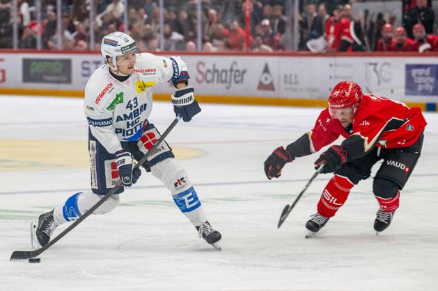 NL: Lausanne HC - HC Ambri-Piotta 19.09.2026, Lausanne, Vaudoise Arena, NL: Lausanne HC - HC Ambri-Piotta. Tim Muggli (43, HC Ambri-Piotta) and Austin Czarnik (27, Lausanne HC) during the 2026-2027 Swiss National League Ice hockey, Eishockey game between Lausanne HC and HC Ambri-Piotta the Saturday 19.09.2026 at the Vaudoise Arena in Lausanne, Switzerland. Lausanne Vaudoise Arena Vaud Switzerland Copyright: xMediafabxPhotographyxFabricexDexGasperisx MEDIAFAB-HOCKEY-LAUSANNE HC-HC AMBRI-PIOTTA-LAUSANNE-19.09.2026-0194