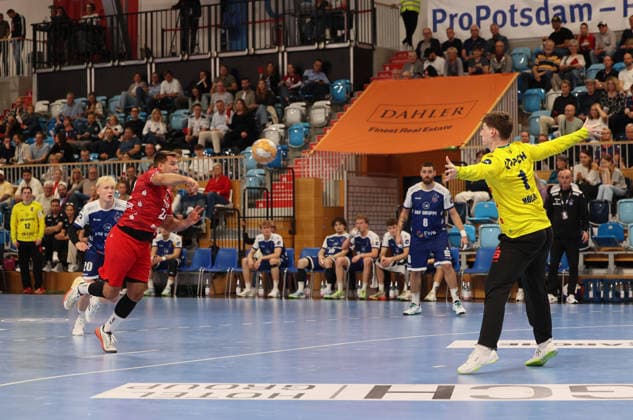 GER HBL2 2026–2027 Season: VfL Potsdam vs. EULEN Ludwigshafen, September 19, 2026, MBS Arena, Potsdam Kian SCHWARZER Eulen Ludwigshafen 22, Frederik HÖLER 1 VfL Potsdam 1, penalty throw, penalty shot