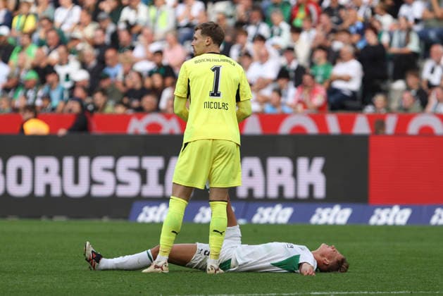 Jan Leszczynski of Borussia Mönchengladbach lies injured on the ground, Goalkeeper Moritz Nicolas of Borussia Mönchengladbach helps him during the Bundesliga match between Borussia Mönchengladbach and 1. FSV Mainz 05 at Borussia Park on September 19, 2026, in Mönchengladbach, Germany Photo by Oliver Kaelke DeFodi Images Jan Leszczynski of Borussia Mönchengladbach is injured on the ground; goalkeeper Moritz Nicolas of Borussia Mönchengladbach helps him during the Bundesliga match between Borussia Mönchengladbach and 1. FSV Mainz 05 at ista Borussia Park on September 19, 2026 in Mönchengladbach, Germany. Photo by Oliver Kaelke, DeFodi Images. DFB and DFL regulations prohibit any use of photographs as image sequences and or quasi-video. Photo by Oliver Kaelke, DeFodi Images.