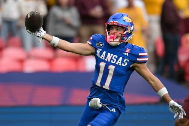 Sport Bilder des Tages Arizona State Sun Devils v Kansas Jayhawks - Union Jack Classic 2026 Tate Nagy of the Kansas Jayhawks scores the opening touchdown for Kansas during the Union Jack Classic 2026 match between the Arizona State Sun Devils and the Kansas Jayhawks at Wembley Stadium in London, on September 19, 2026. London Greater London United Kingdom  Copyright: xMIxNewsx originalFilename:fletcher-arizonas260919_npPWW.jpg