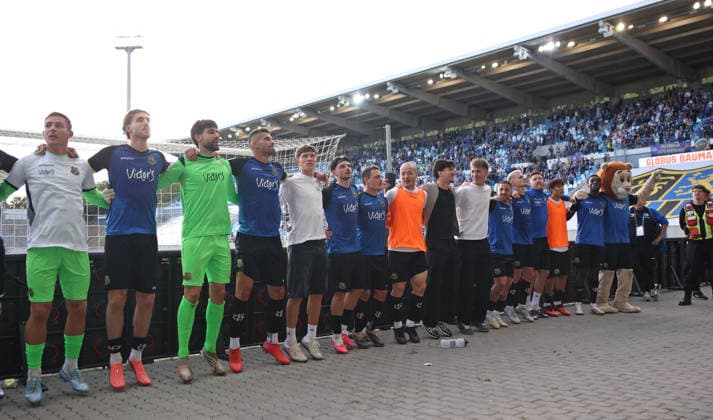 September 19, 2026, Soccer, Men s, 3rd Division, 2026–2027 Season, 1 FC Saarbrücken vs. SG Sonnenhof Großaspach, The 1 FC Saarbrücken team celebrates their victory in front of the fan section after the game; victory celebration at Saarbrücken’s Ludwigsparkstadion in Saarland, Germany Copyright: xFabianxKleerx