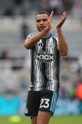 Newcastle United v Hull City, Premier League Jacob Murphy of Newcastle United applauds fans during the Premier League match between Newcastle United and Hull City at St. James s Park, Newcastle, UK on 19 September 2026. Newcastle St. James s Park Tyne and Wear UK Editorial use only DataCo restrictions apply See www.football-dataco.com , Copyright: xAlunxRobertsx PSI-24902-0092