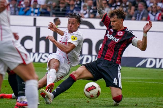 Germany Soccer Bundesliga 2026–2027, Matchday 4: Eintracht Frankfurt vs. SC Freiburg at Deutsche Bank Park, Frankfurt. Goal and shot on goal by Derry Scherhant (SC Freiburg, 7); Robin Koch (Eintracht Frankfurt, 4) is unable to block it. Copyright: xJOERANxSTEINSIEKx