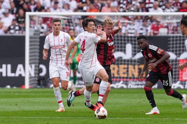 Yuito Suzuki (SC Freiburg), No. 14, in a tackle with Jonathan Burkardt (Eintracht Frankfurt), No. 09, Germany, soccer, Bundesliga 1, Matchday 4, 2026–2027, Eintracht Frankfurt vs. SC Freiburg, September 19, 2026, Deutsche Bank Park, Frankfurt, Hesse, Germany Copyright: xArnexAmbergx