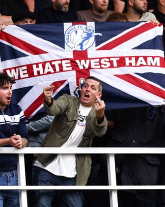 Millwall gegen West Ham United, 19. September 2026, London, EFL Championship: Millwall gegen West Ham United – Ein Millwall-Fan flucht vor einer We Hate West Ham -Fahne. Foto: Jacques Feeney, Offside London, Großbritannien  Copyright: xJacquesxFeeneyx xOffsidexOffside