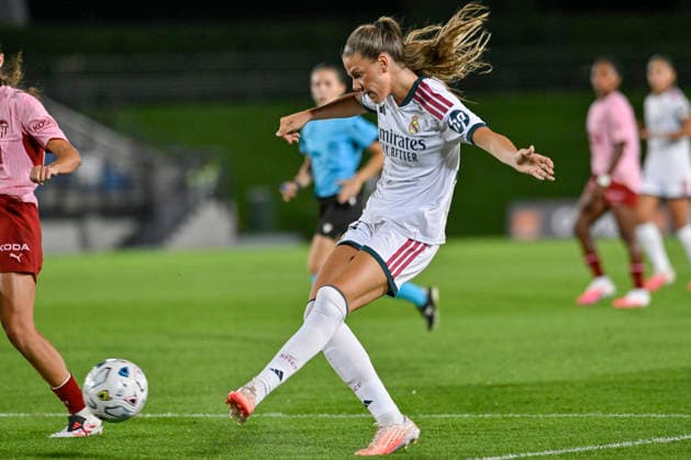 September 19, 2026, Madrid, Madrid, Spain: 22 BELLA ANDERSSON of Real Madrid CF Femenino pases the ball during the Spanish Women League, Liga F, football match played between REAL MADRID fem 3 Vs VALENCIA CF 1 femenino at Alfredo Di Stefano stadium on September 19, 2026, in Valdebebas, Madrid, Spain. Madrid Spain - ZUMAc312 20260919_zsp_c312_321 Copyright: xOscarxManuelxSanchezx