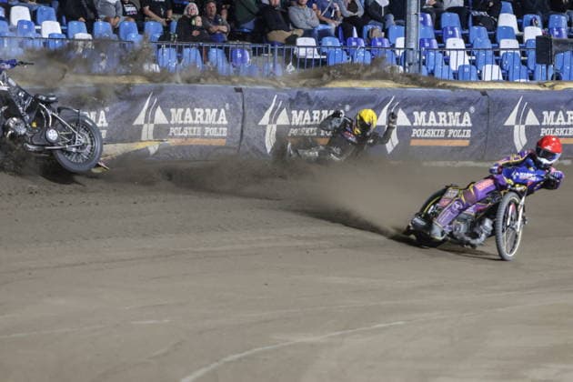 Rzeszow 19.09.2026. Speedway Euro Championship 2026 - Round 3 in Rzeszow, Poland --- Zuzel Indywidualne Mistrzostwa Europy 3 Final SEC w Rzeszowie Persons Shown : Maciej Janowski, Kacper Woryna upadek crash Fot. Konrad Swierad Arena Akcji NEWSPIX.PL --- newspix.pl 