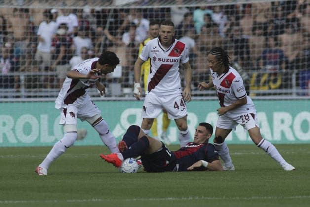 IPA88733614 - Roberto Piccoli of Bologna FC battles for the ball with Rolando Mandragora of Torino FC, Kian Fitz-Jim of Torino FC, and Ardian Ismajli of Torino FC during the Bologna BFC vs. Torino FC match, the 5th match of the 2026-27 Enilive Serie A season at the Renato Dall Ara Stadium in Bologna (BO), Italy, on September 19, 2026.  Copyright: xDavidexCasentini IPAxSportx xx IPA88733614