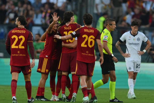 SOCCER - Serie A - AS Roma vs. Inter - FC Internazionale Photo by IPA ABACAPRESS.COM88719318 - Roma s players celebrate after scoring the 2-0 goal during the Serie A Enilive soccer match between Roma and Inter at the Olimpico Stadium on September 19, 2026, in Rome, Lazio. During the AS Roma vs. Inter - FC Internazionale Italian Serie A soccer match in Rome, Italy, on September 19, 2026 Rome Italy  Copyright: xIPAxSport ABACAx