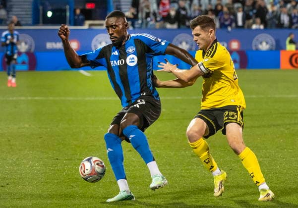 September 19, 2026, Montreal, Qc, Canada: CF Montreal s Prince Owusu (9) fights off Columbus Crew s Sean Zawadzki (25) during first half MLS, Fussball Herren, USA soccer action in Montreal on Saturday Sept. 19, 2026. Sean Zawadzki , Prince Owusu  - ZUMAc35_ 20260919_zaf_c35_195 Copyright: xPeterxMccabex
