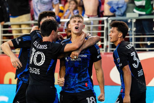 SANTA CLARA, CA - SEPTEMBER 19: Reid Roberts 18 of the San Jose Earthquakes celebrates a goal with teammates in stoppage time of an MLS, Fussball Herren, USA match against the Los Angeles Football Club on September 19, 2026 at Levi s Stadium in Santa Clara, CA. (Photo by Matthew Huang Icon Sportswire) SOCCER: SEP 19 MLS San Jose Earthquakes vs Los Angeles Football Club EDITORIAL USE ONLY Icon260919032