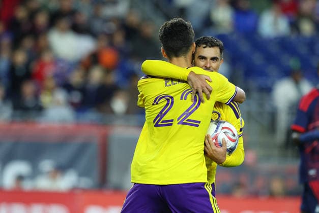 FOXBOROUGH, MA - SEPTEMBER 19: Martin Ojeda 10 of the Orlando City SC celebrates his penalty kick goal with Justin Ellis 22 of the Orlando City SC during a MLS, Fussball Herren, USA match between the New England Revolution and Orlando City SC on September 19, 2026, at Gillette Stadium in Foxborough, Massachusetts. (Photo by M. Anthony Nesmith Icon Sportswire) SOCCER: SEP 19 MLS New England Revolution vs Orlando City EDITORIAL USE ONLY Icon26091939