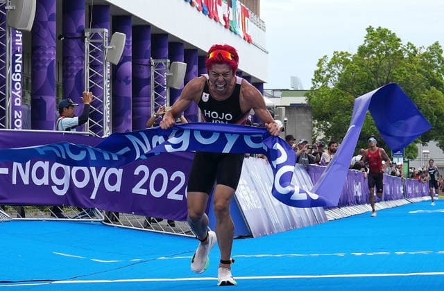 (260920) -- NAGOYA, Sept. 20, 2026 -- Hojo Takumi of Japan celebrates after crossing the finish line during the men s individual triathlon at the 20th Asian Games Aichi-Nagoya 2026 in Gamagori City of Aichi prefecture, Japan, Sept. 20, 2026. ) (SP)JAPAN-NAGOYA-ASIAN GAMES-TRIATHLON-MEN S INDIVIDUAL CenxYunpeng 