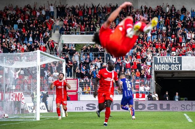 SOCCER REGIONAL LEAGUE NORTHEAST 2026–2027 SEASON, MATCHDAY 10: FC ROT WEISS ERFURT vs. FC ERZGEBIRGE AUE ** FOR EDITORIAL USE ONLY ** FOR EDITORIAL USE ONLY ** September 19, 2026 Erfurt Soccer Northeast Regional League Matchday 10, 2026–2027 Season, Steigerwald Stadium: FC Rot-Weiss Erfurt vs. FC Erzgebirge Aue. In the photo: massive celebrations among the RWE fans in the stands, while in the foreground, Dustin Forkel (No. 17) of FC Rot-Weiss Erfurt celebrates his goal—making it 2–1 for Erfurt—with a somersault. Germany, Thuringia, Erfurt. Copyright SaschaxFromm Copyright: SaschaxFromm doc87ofvim5qwwjtjium5g ,EDITORIAL USE ONLY Copyright: SaschaxFromm
